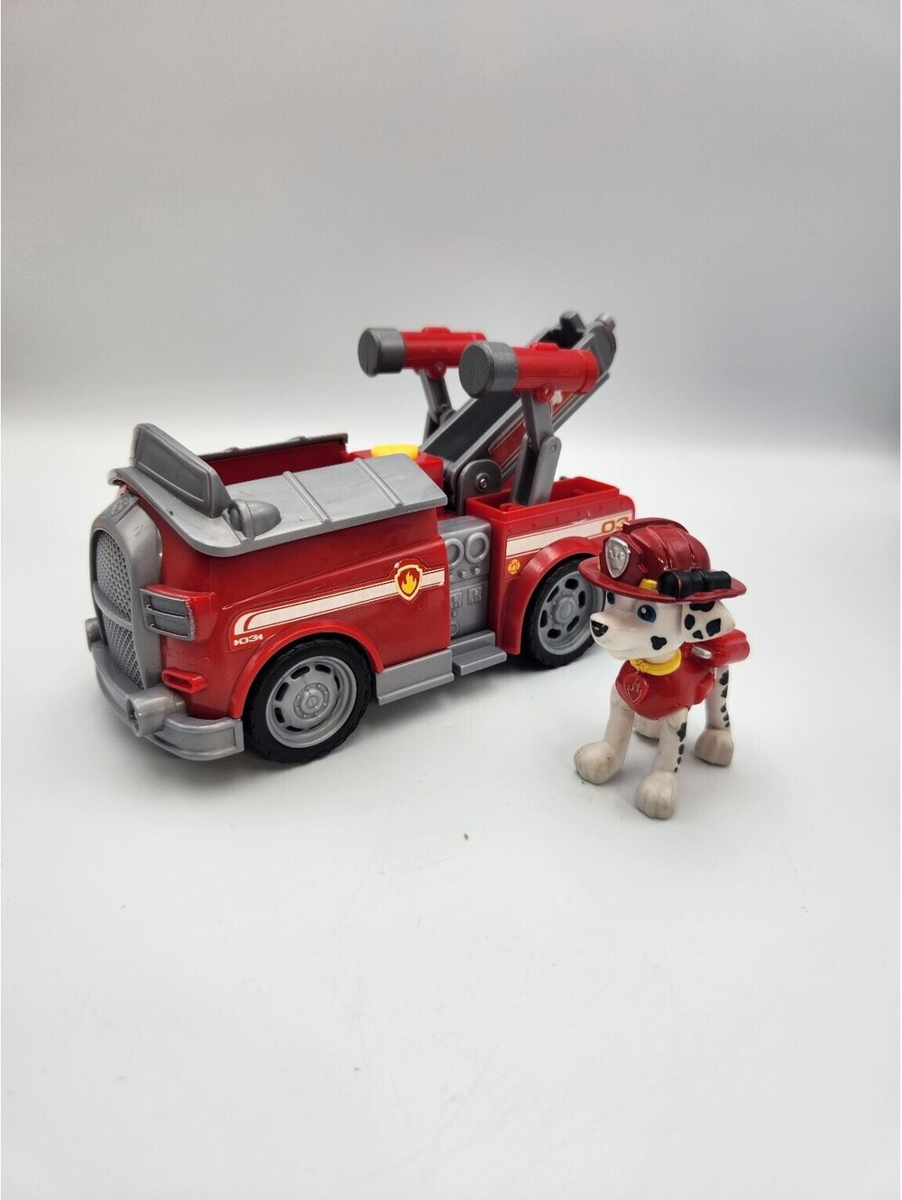 Paw Patrol Marshall's Deluxe Fire Engine Truck & Action Figure Spin Master